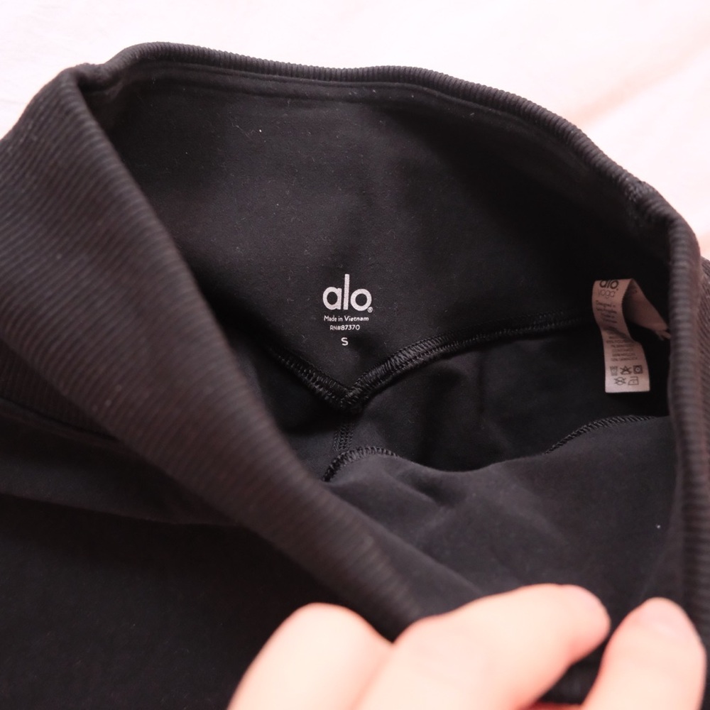 ALO Yoga Classic Black Leggings - Picture 5 of 8